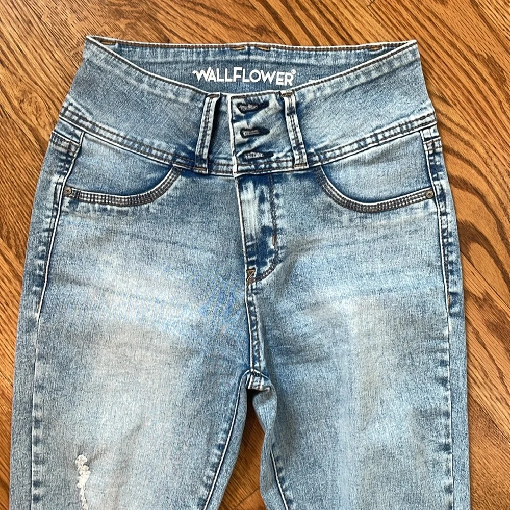 Women’s Wallflower Sassy High Rise Jeans. Size 7. Like New Condition.